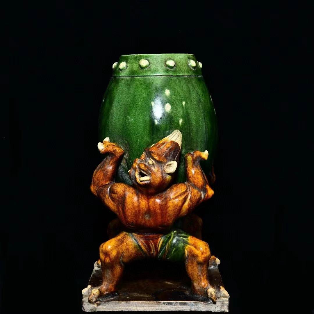 中国古美術・旧蔵の三彩陶磁器、力士が太鼓を携えたもの・26x33cm・賞物・案頭