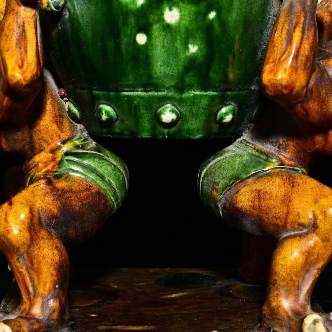 中国古美術・旧蔵の三彩陶磁器、力士が太鼓を携えたもの・26x33cm・賞物・案頭