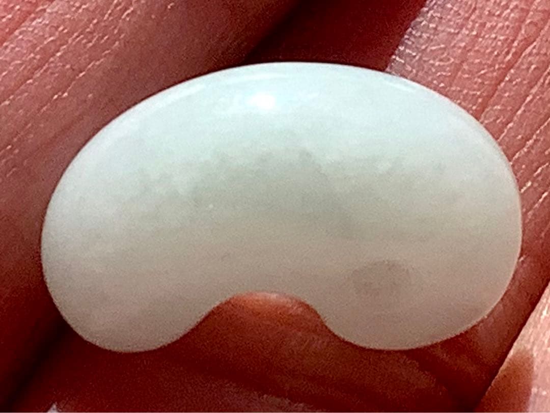 ✳ 天から授かった幸福の勾玉　糸魚川翡翠ジェダイト　氷アイスジェイド　鑑別書付を