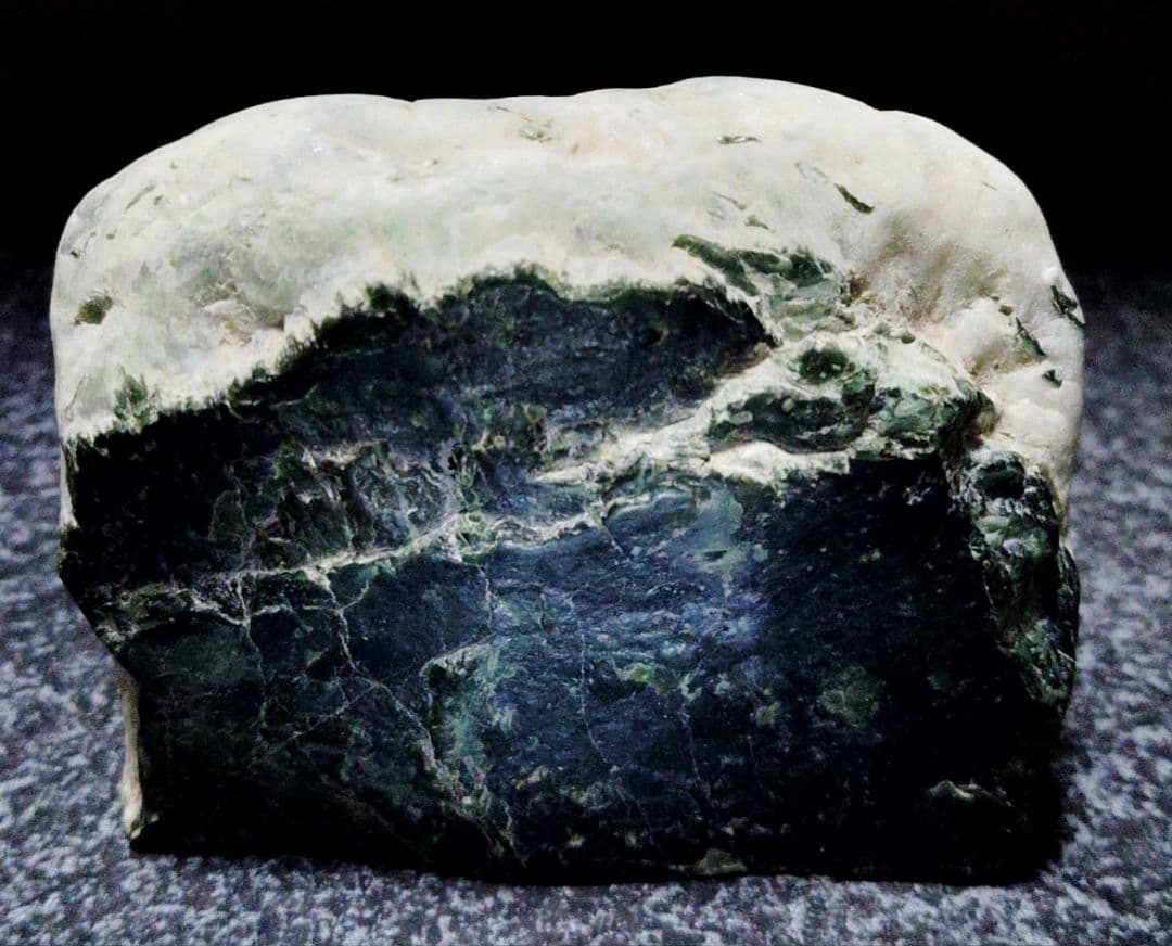 ★翡翠原石★幻のヒスイ【秩父軟玉翡翠・切り出し237ｇ】