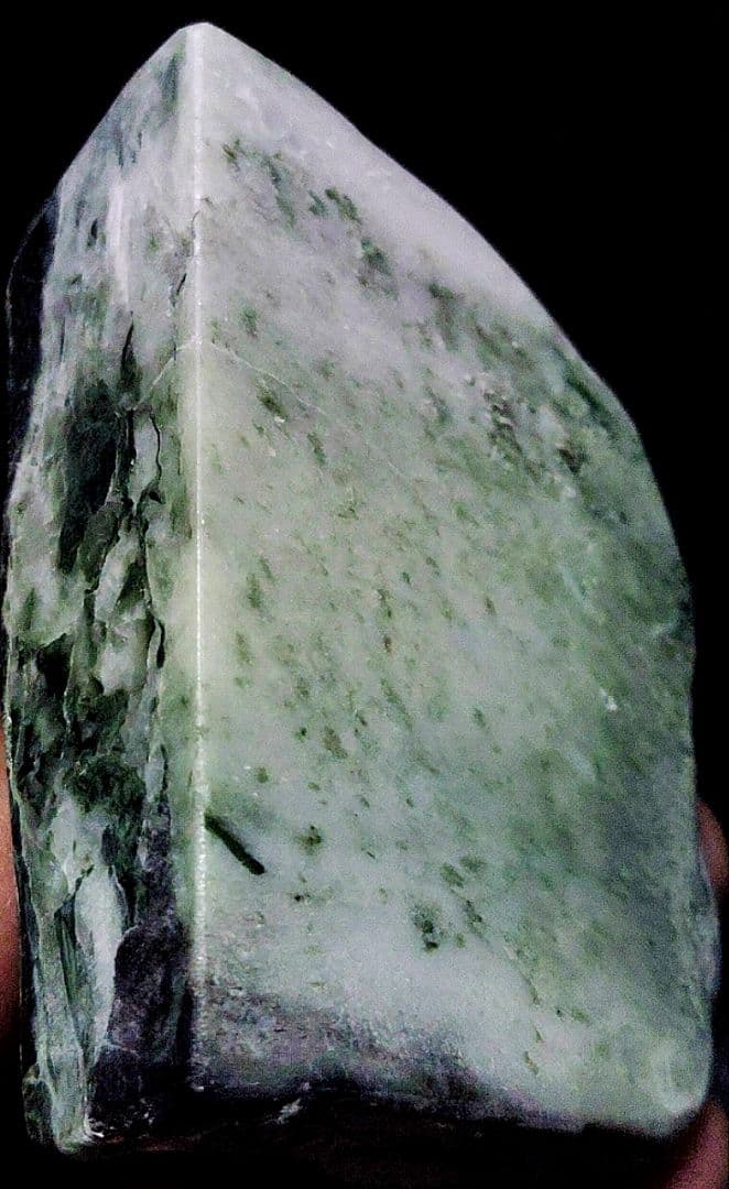 ★翡翠原石★幻のヒスイ【秩父軟玉翡翠・切り出し237ｇ】