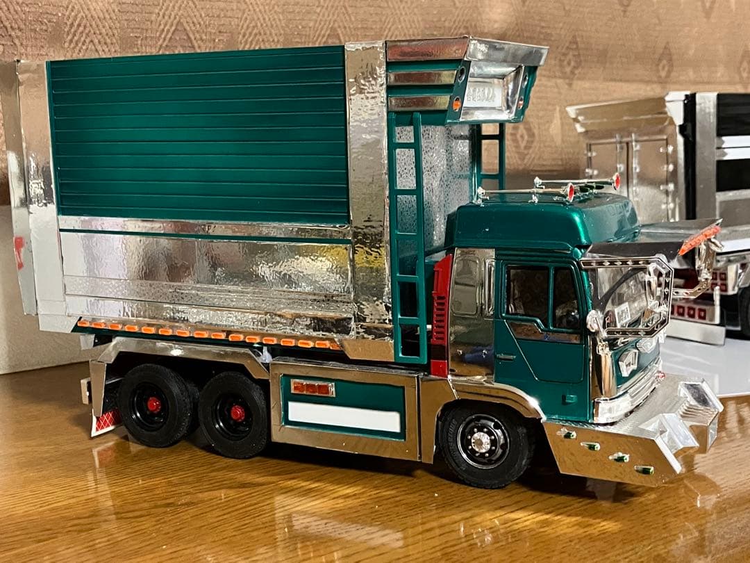 プロフィアデカ箱ダンプ1／32完成品