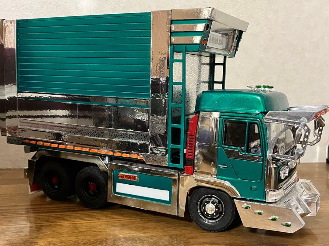 プロフィアデカ箱ダンプ1／32完成品