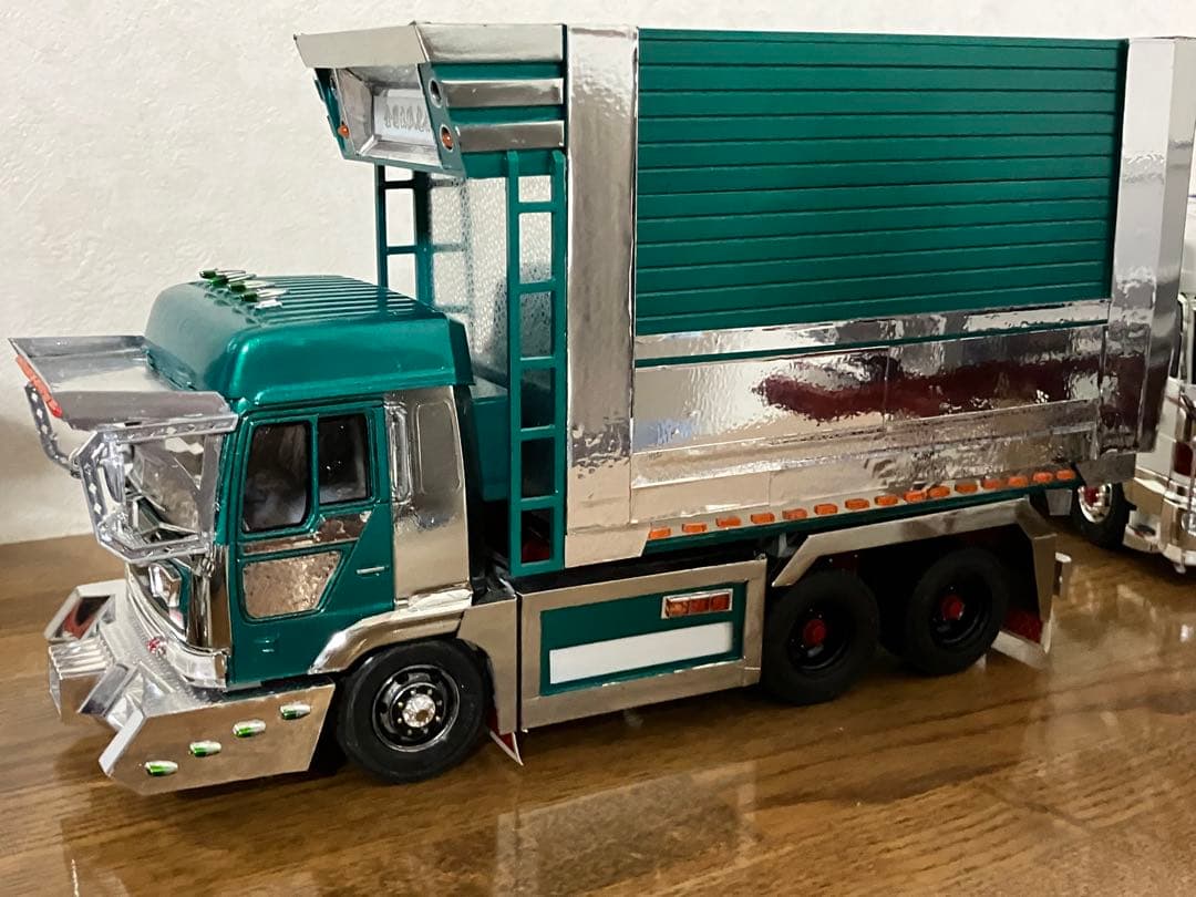 プロフィアデカ箱ダンプ1／32完成品