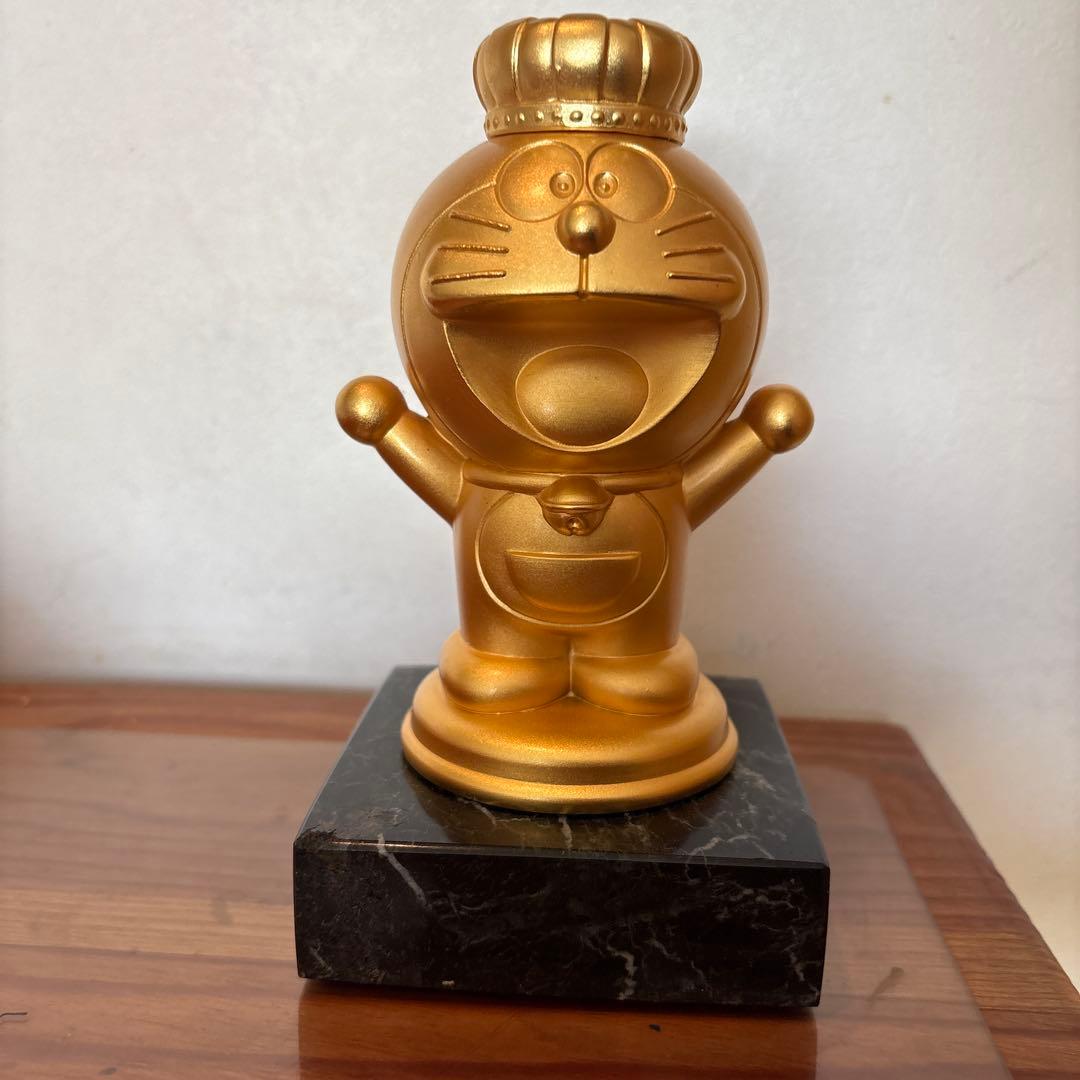 ゴールドドラえもんフィギュア 王冠付き