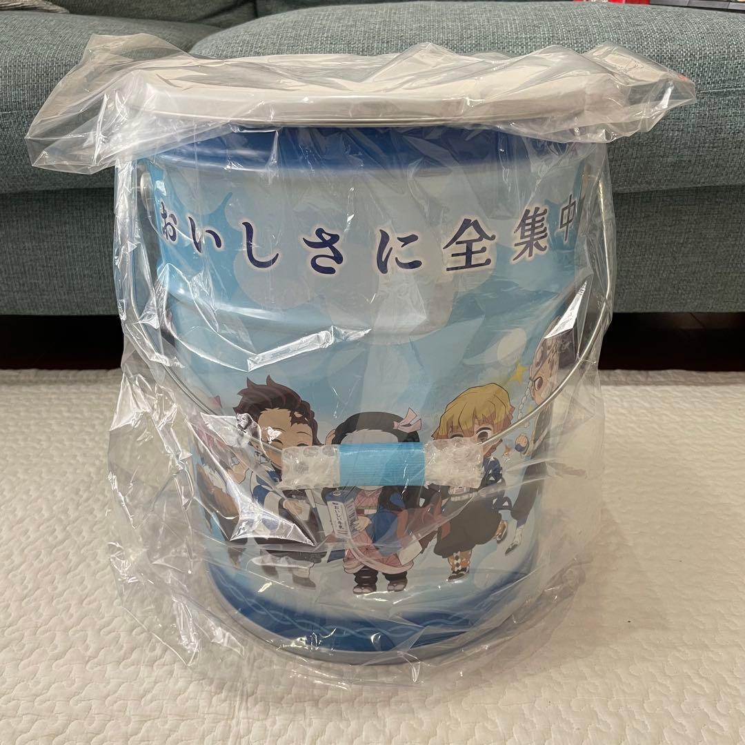 明治おいしい牛乳　座れる鬼滅の刃缶　B3タペストリー