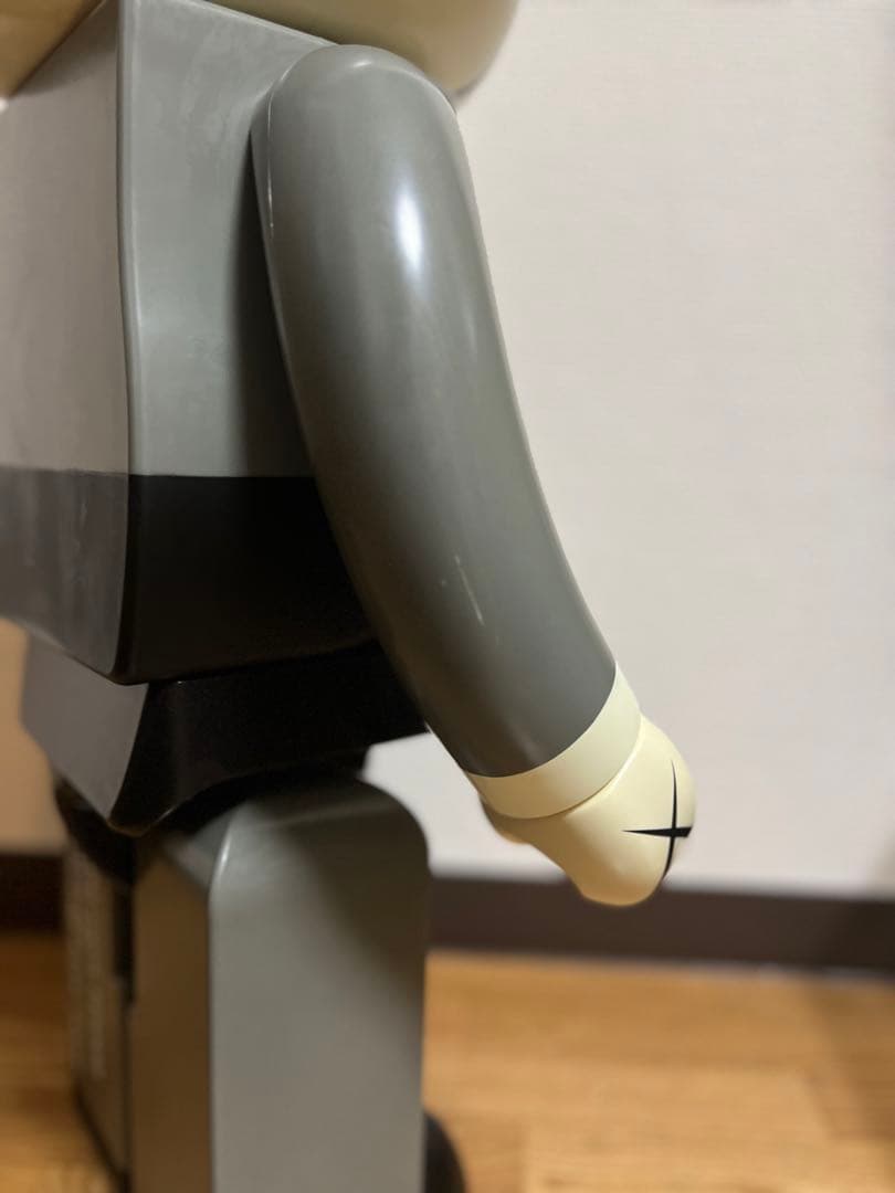 クリアファイル kaws 1000%