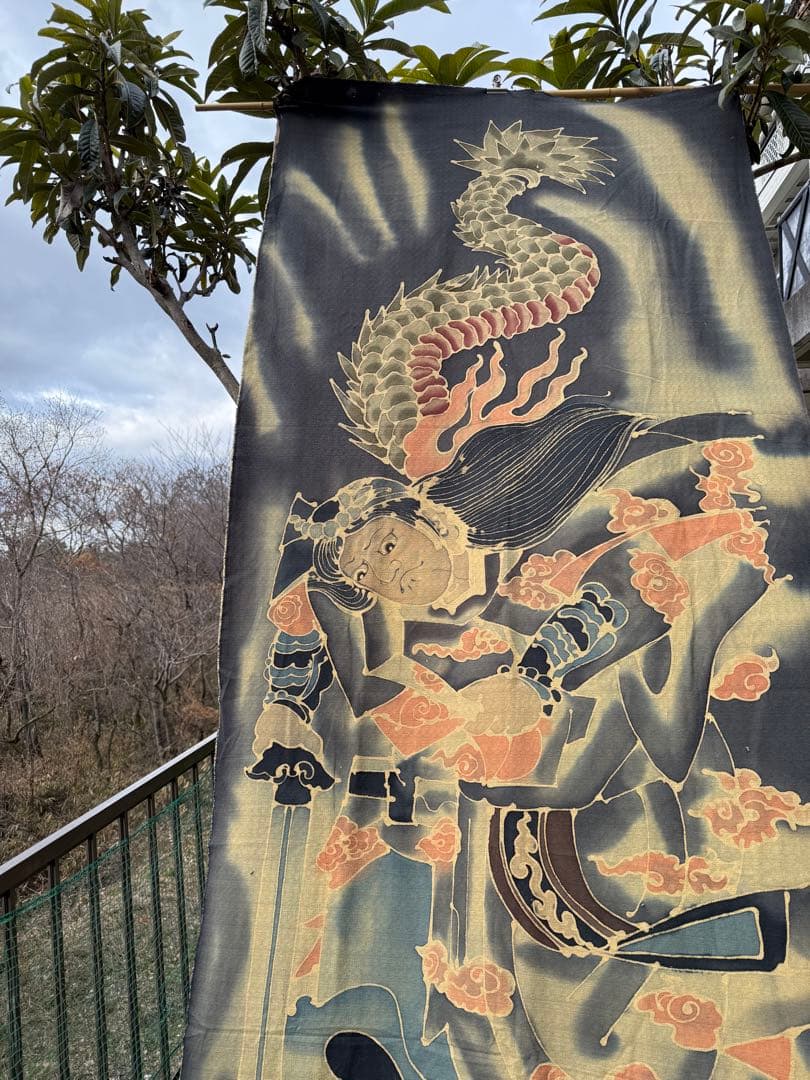 ◯手描きロウケツ染め布、　若武者が悪龍を退治している図