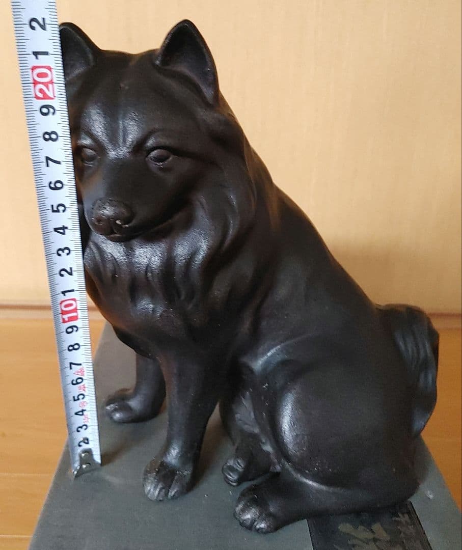 ブロンズ犬の置物 紫色の布台座付き