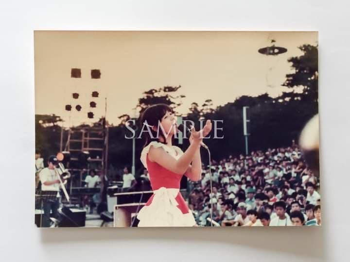 石野真子サイン色紙＆私の首領（ステージ衣装）生写真２枚