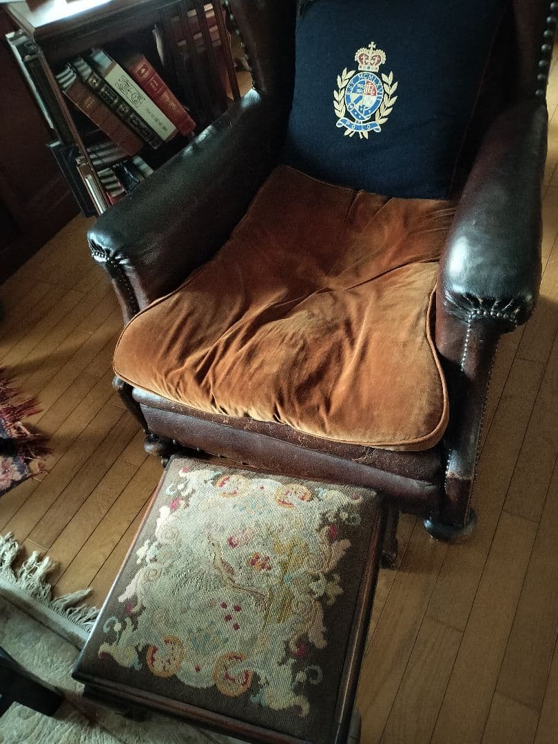 イギリスアンティークニードルワークのスツール