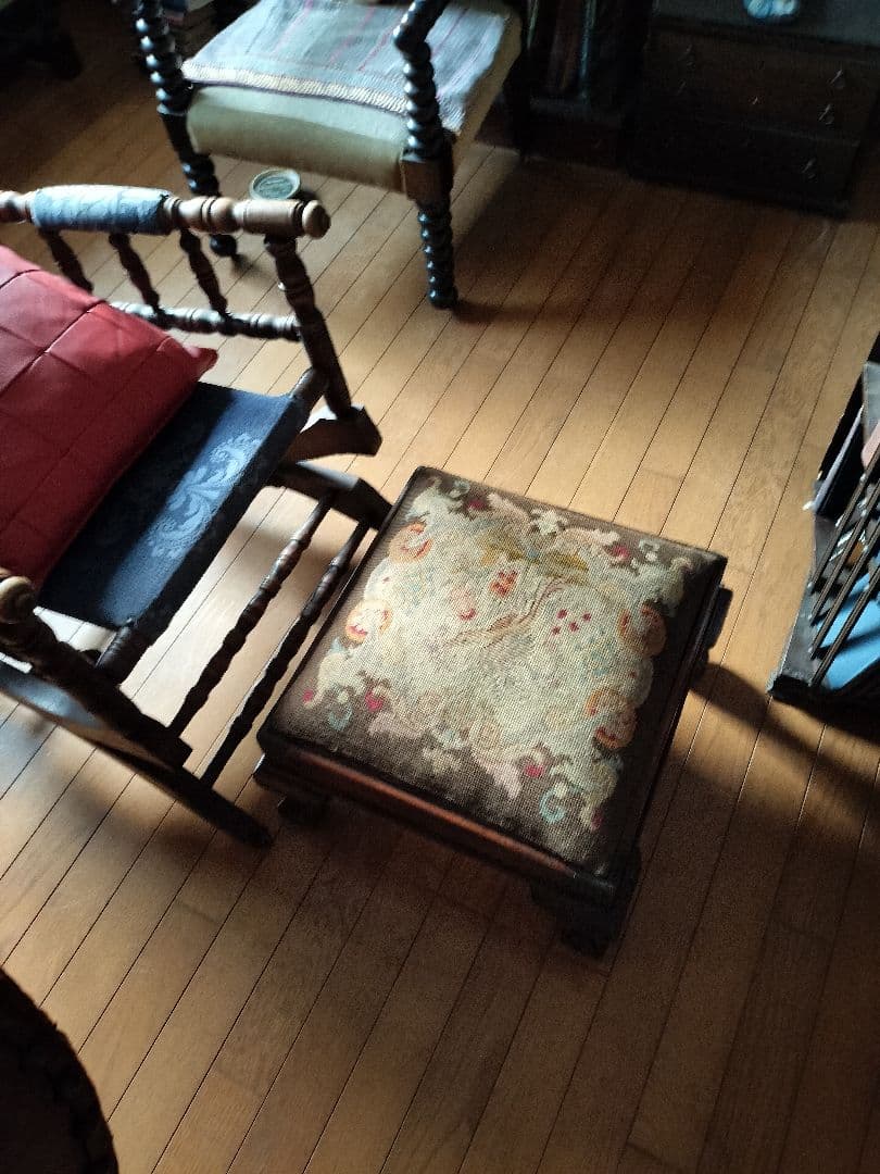 イギリスアンティークニードルワークのスツール