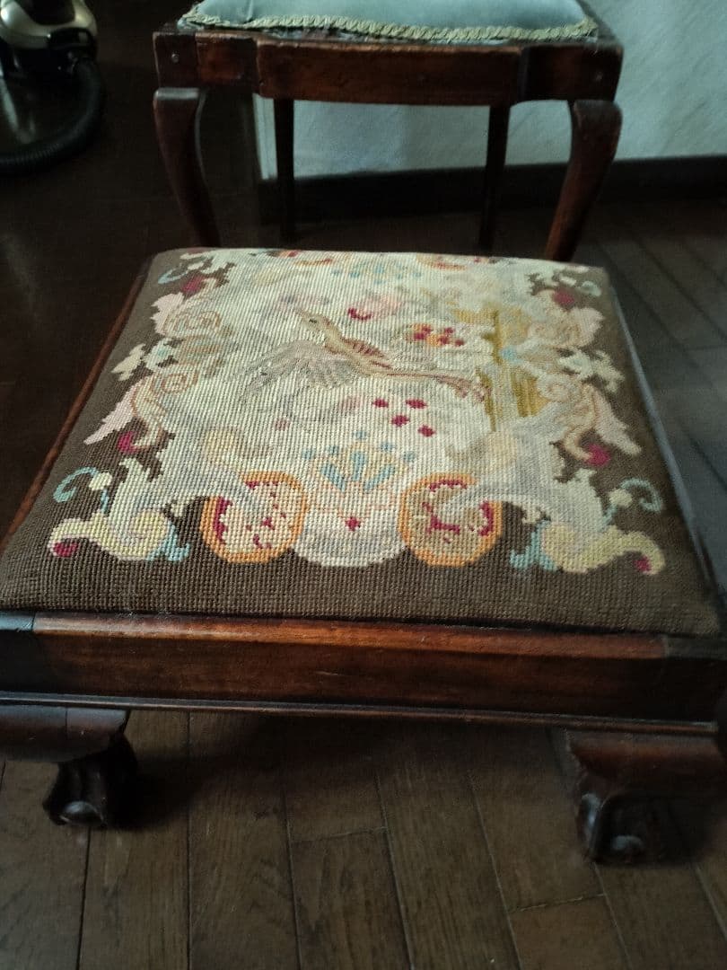 イギリスアンティークニードルワークのスツール