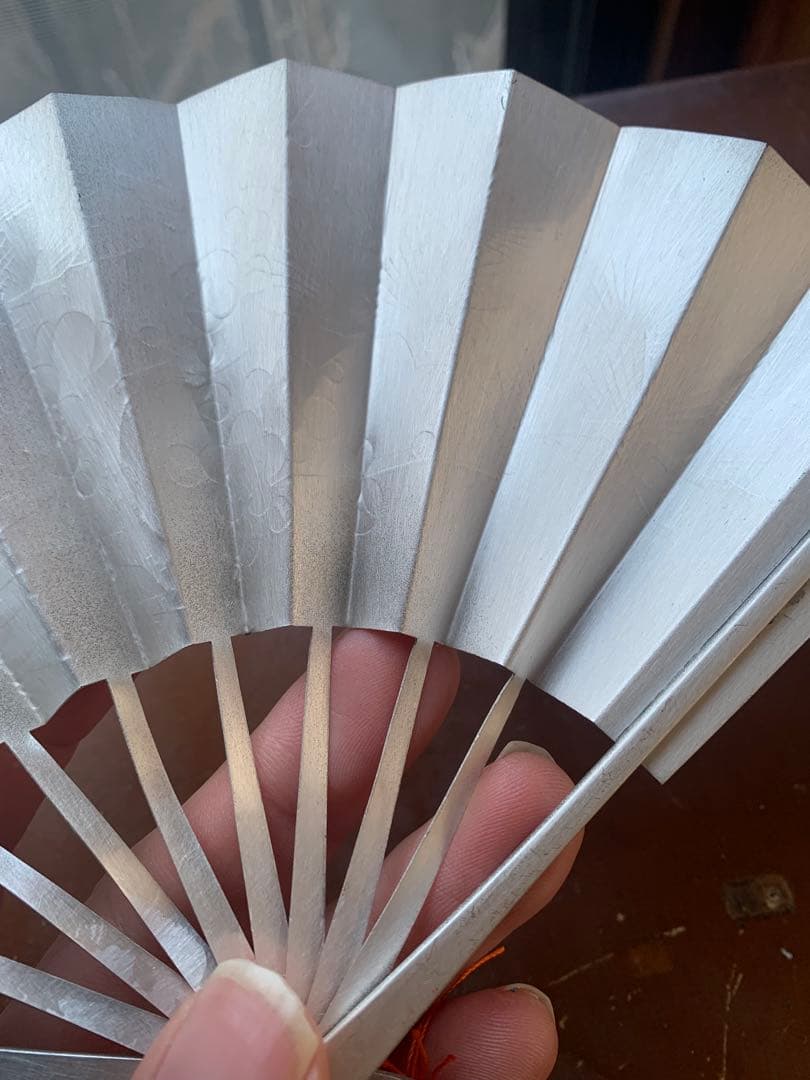 銀製　金箔 純銀製装飾の扇子 梅と松のデザイン