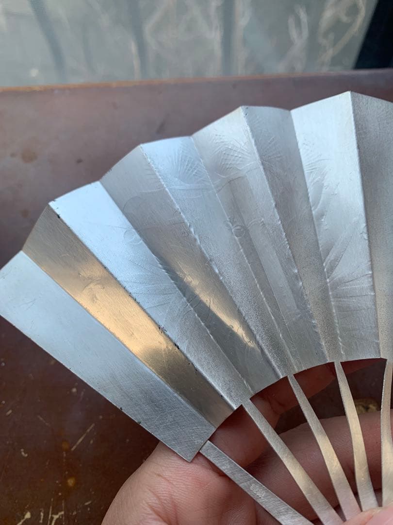 銀製　金箔 純銀製装飾の扇子 梅と松のデザイン