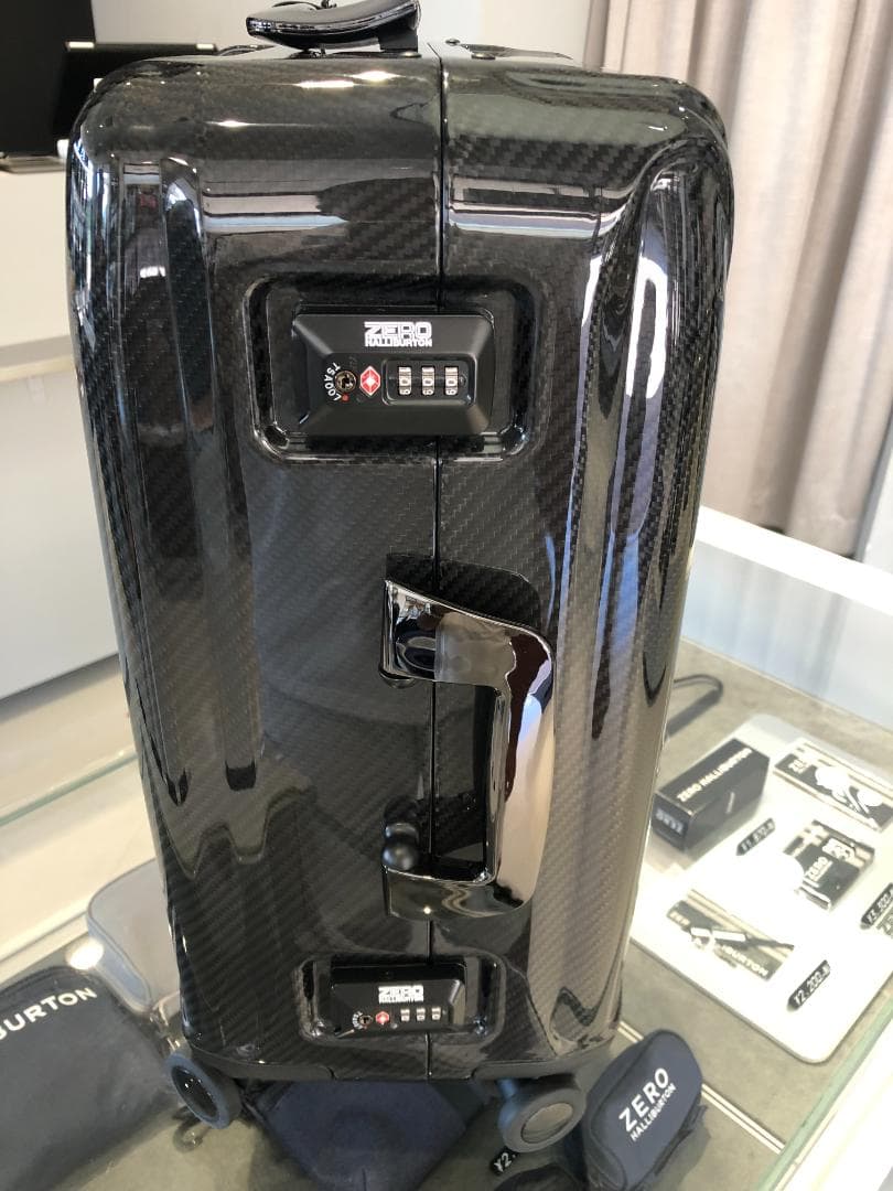 定価495,000円ゼロハリバートン　カーボンファイバー　キャリーケースUSA