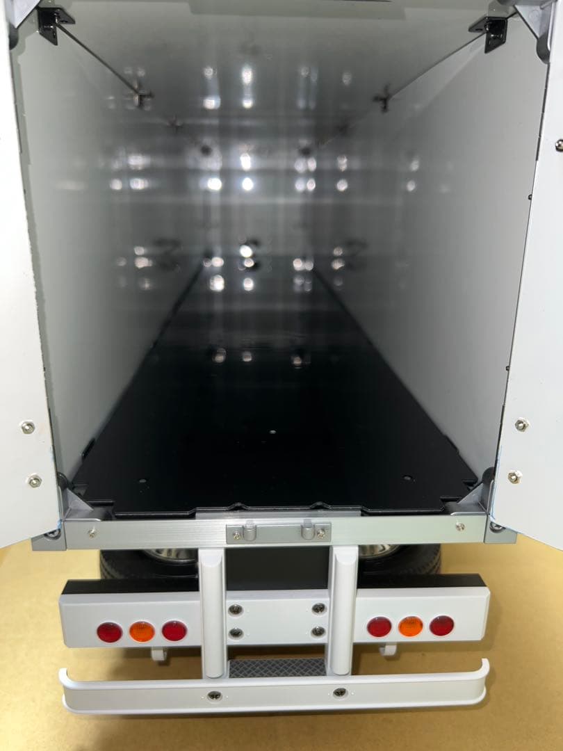 タミヤ 1/14RC 3軸リーファー・セミトレーラー 新品組み立て塗装済 値下中