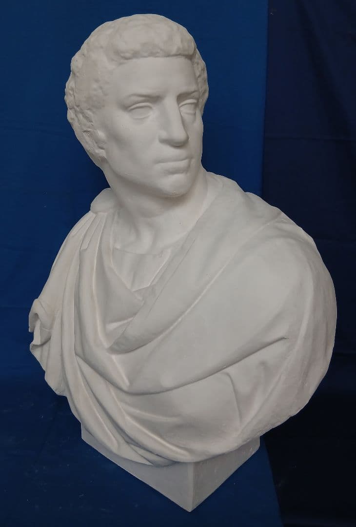 ブルータス胸像。(85cm)