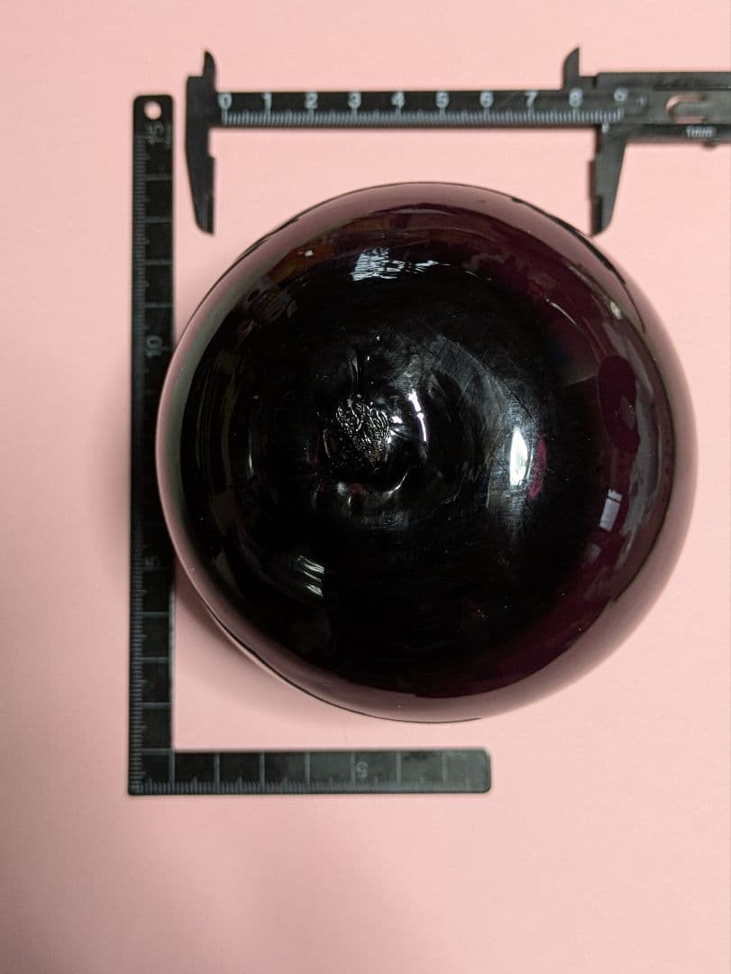 ガラスの浮き玉です。サイズは約90㍉×90㍉です。ワインレッドカラー新品未使用！