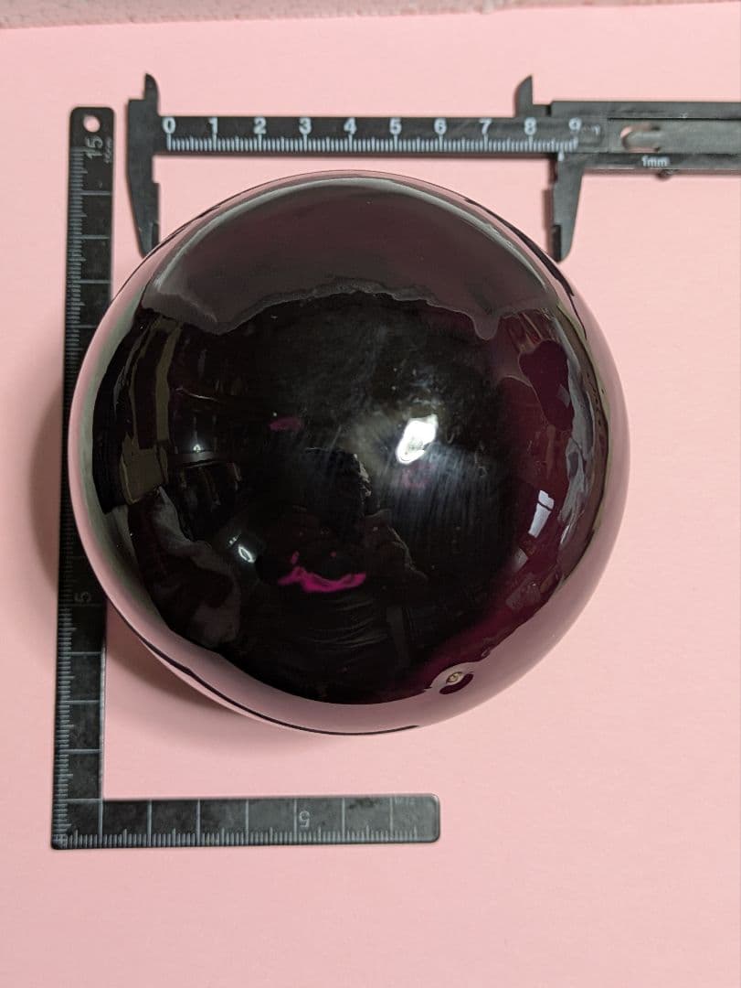 ガラスの浮き玉です。サイズは約90㍉×90㍉です。ワインレッドカラー新品未使用！