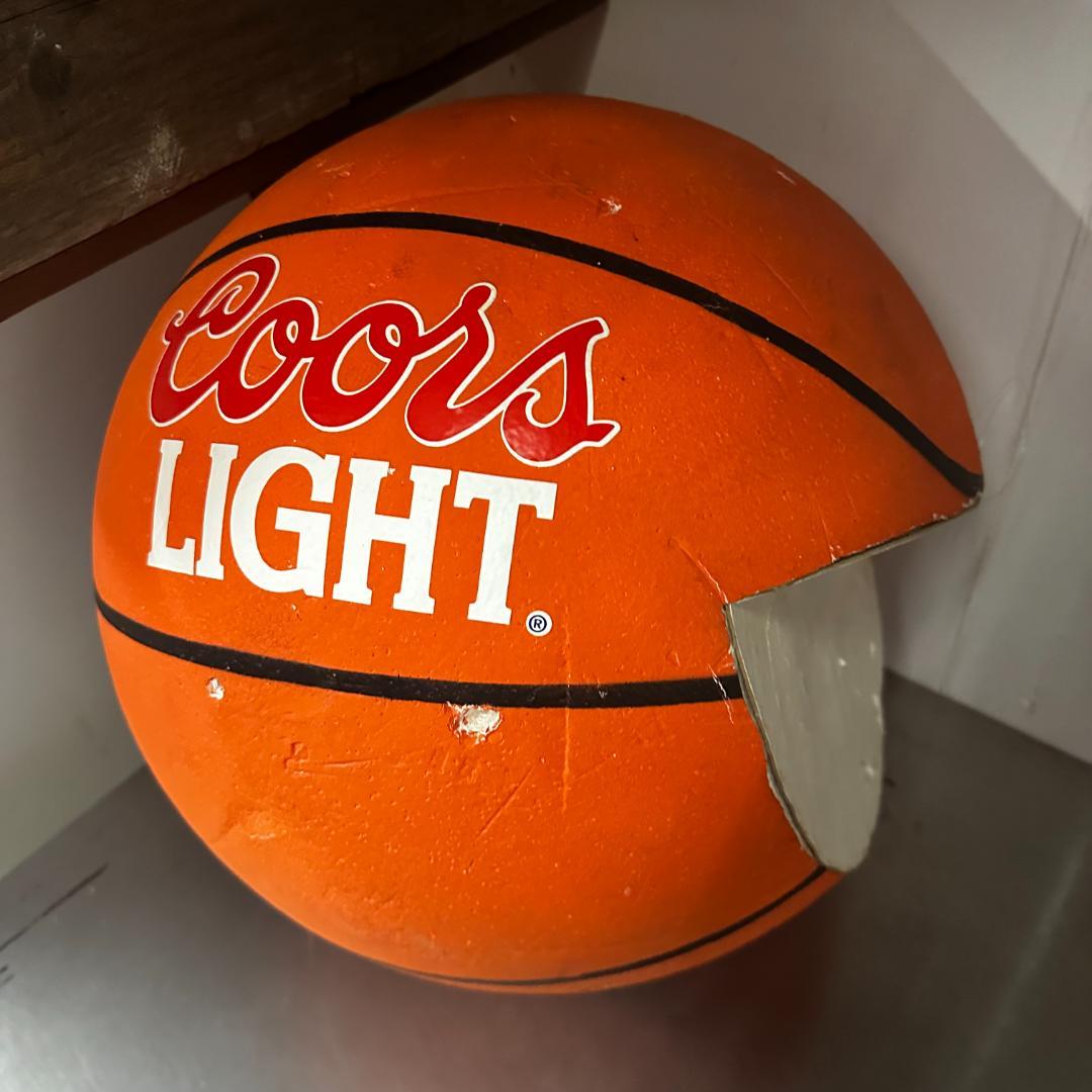 1995年製 クアーズライト発砲スチロール製バスケットボールディスプレイ①