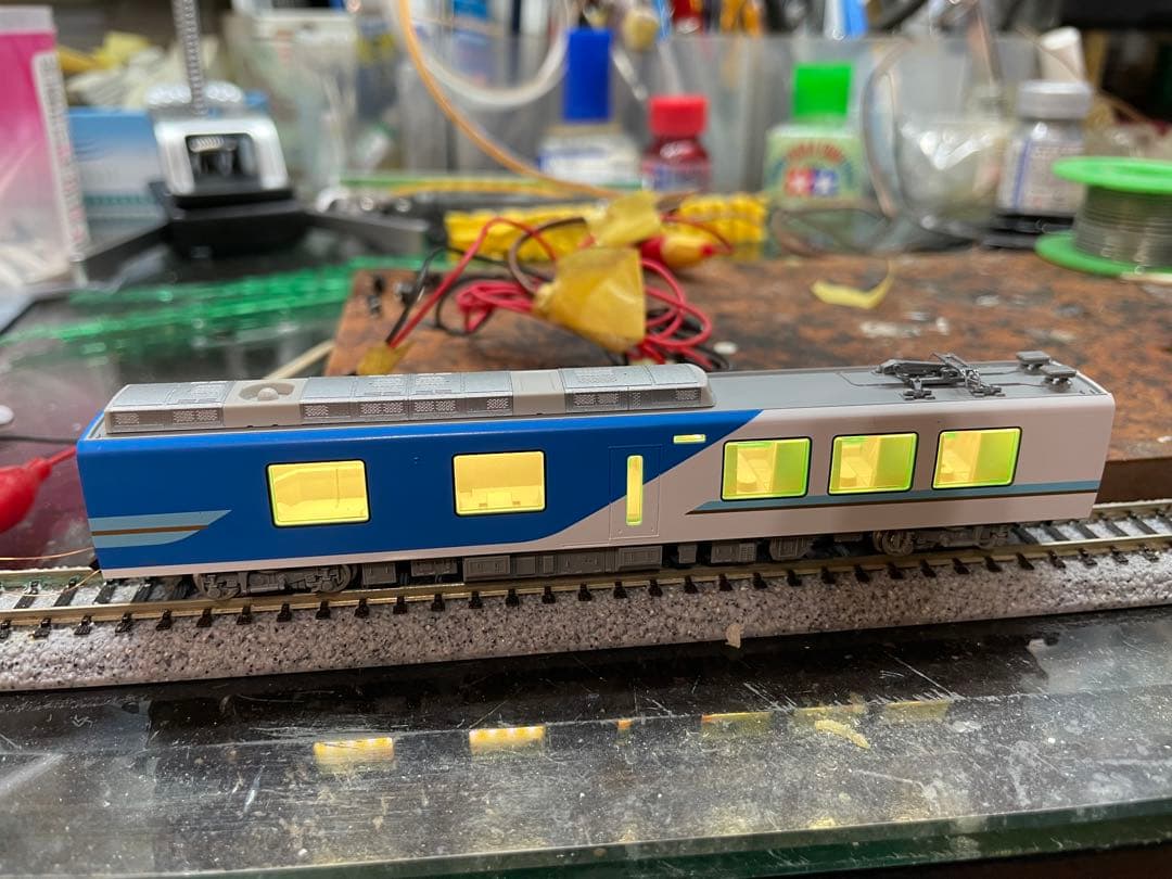 TOMIX「しまかぜ」に室内灯を組み込みます。