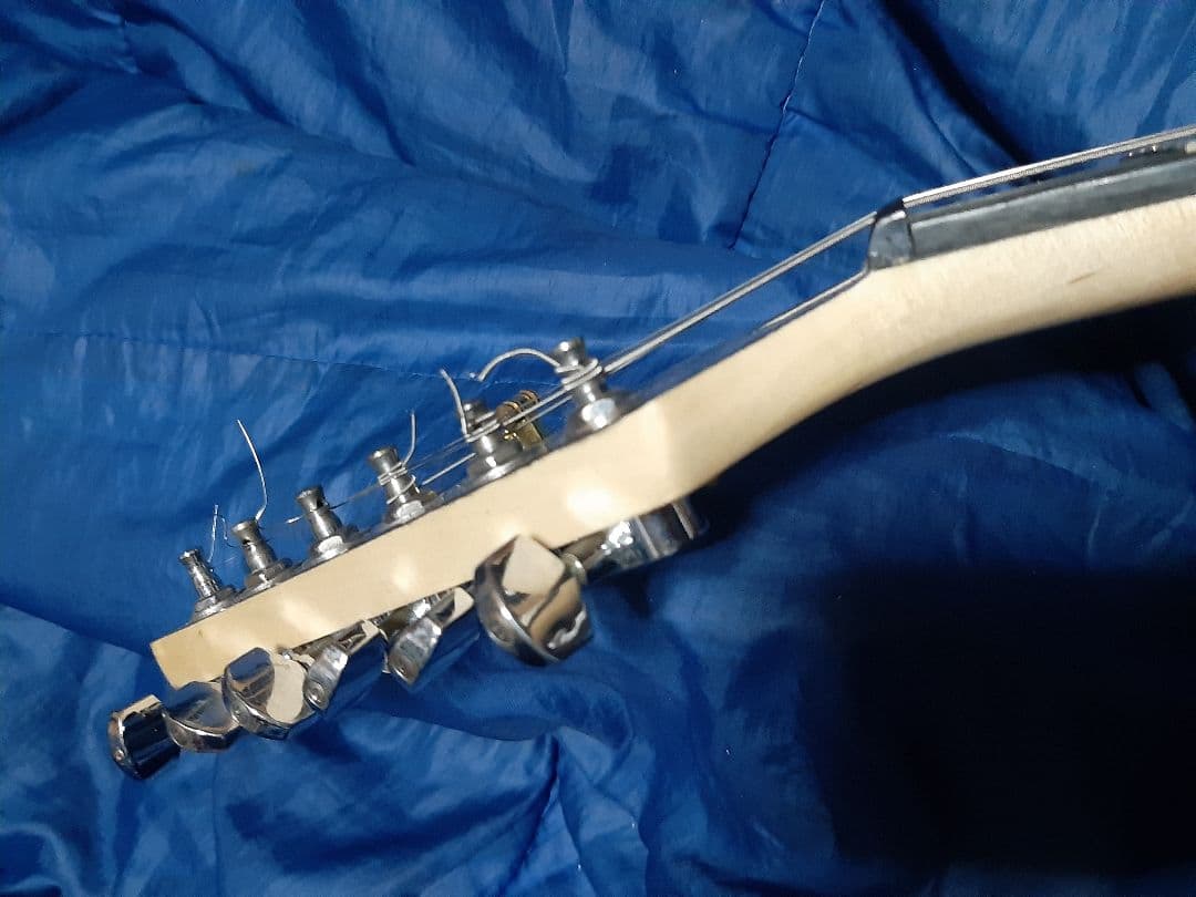 ジャンク世界に1本ＡＩＹストラトタイプギターSSH白24F調整済