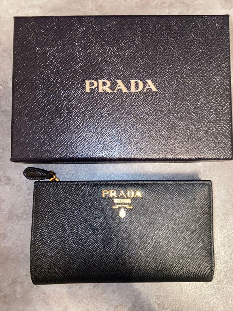 PRADA プラダ　二つ折り財布