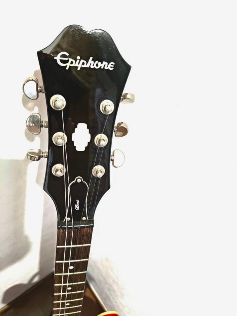 赤いセミホローボディエレキギター