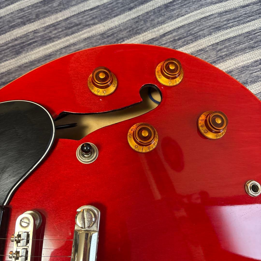 赤いセミホローボディエレキギター