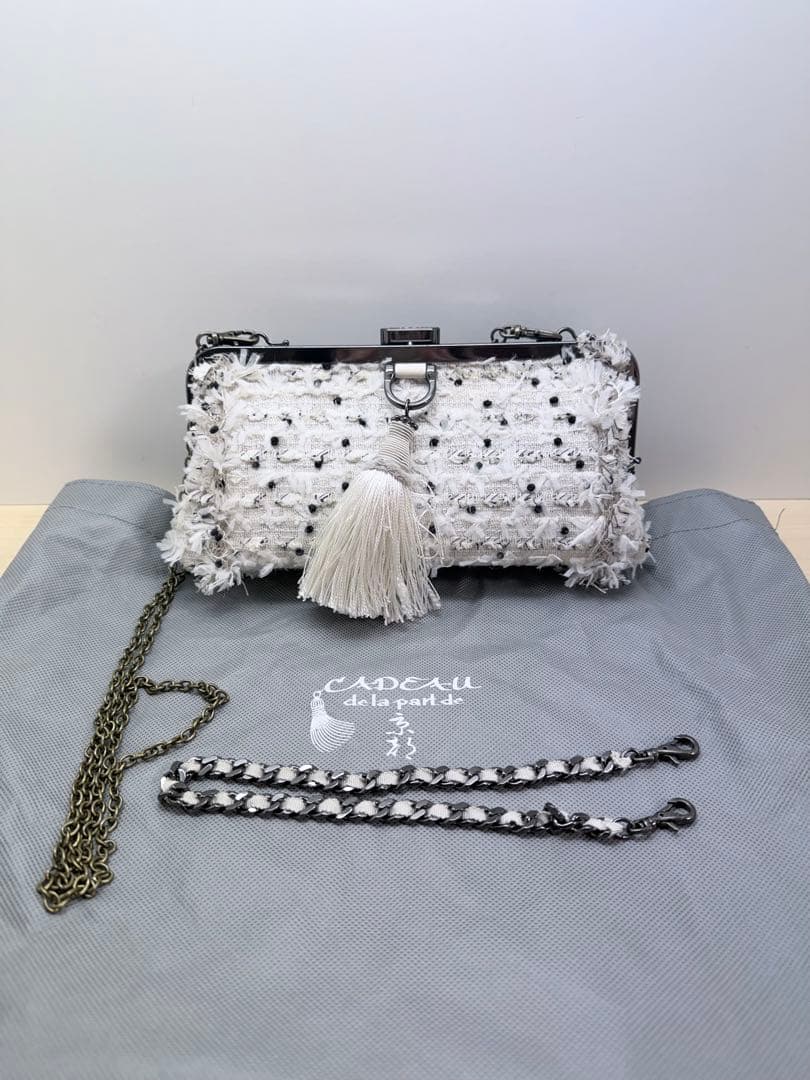 京都カドゥ　ホワイトタッセルショルダーバッグ