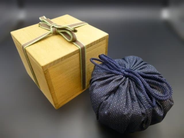 楽吉左衛門　十四代　覚入　黒茶碗／共箱／裏千家十五代　鵬雲斎極め箱／波車絵