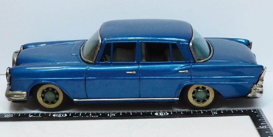 萬代屋【メルセデス ベンツ220大サイズ青エンブレム欠】ブリキtin car箱無