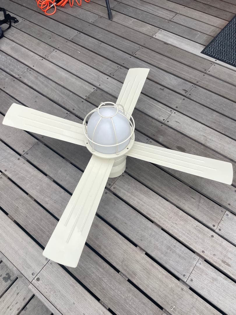 シーリングファン 4枚羽　電灯付き