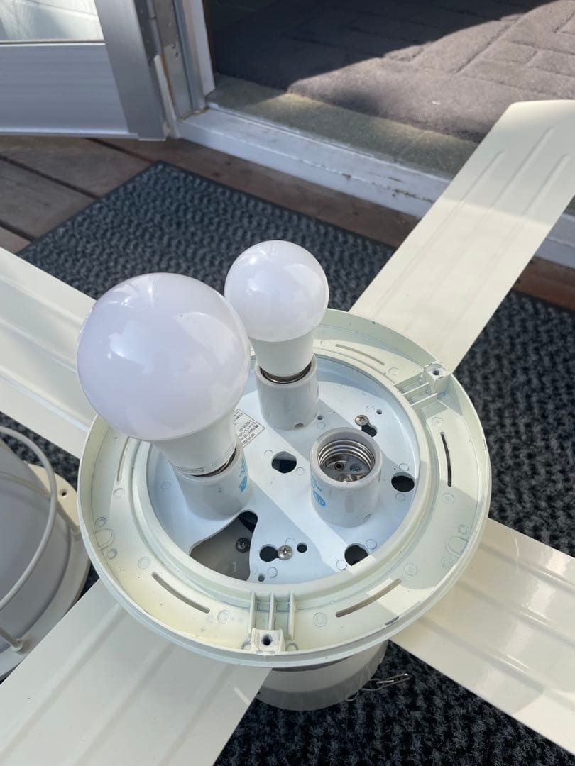 シーリングファン 4枚羽　電灯付き