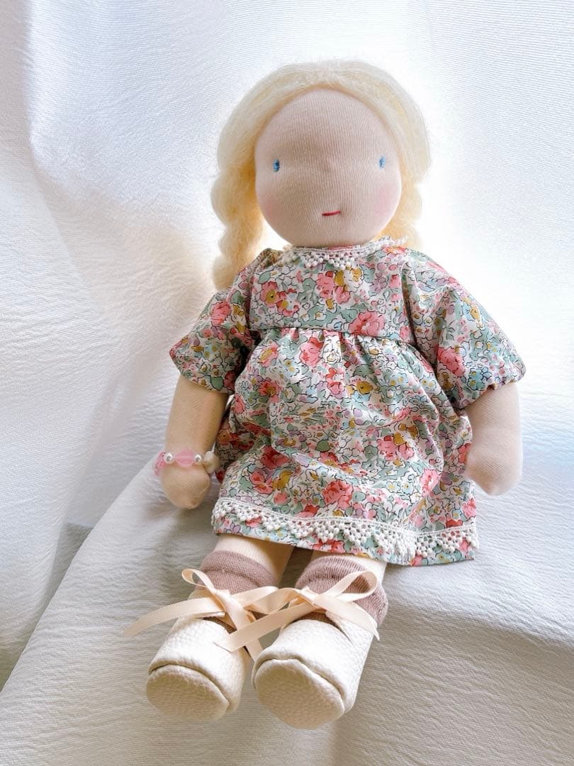 ウォルドルフ人形　白い髪の女の子