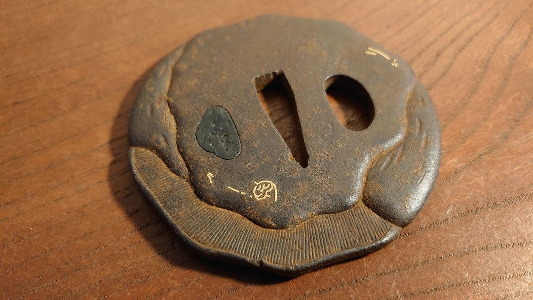 武具 鍔　金象嵌　象嵌　脇差 目貫 丸形 アンティーク刀剣　装具　刀装具　１客