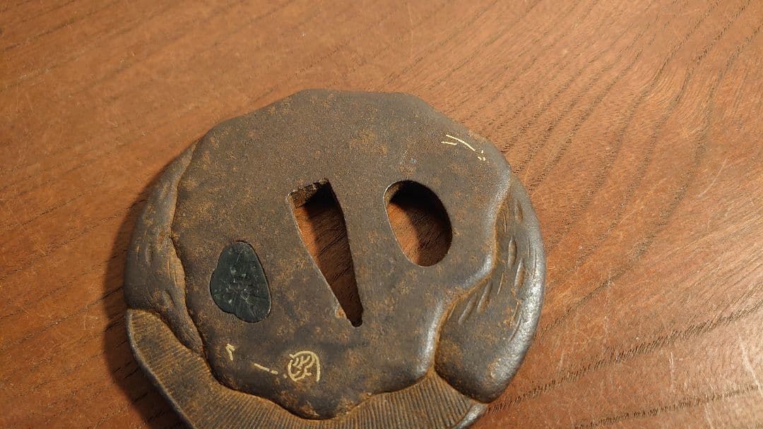 武具 鍔　金象嵌　象嵌　脇差 目貫 丸形 アンティーク刀剣　装具　刀装具　１客