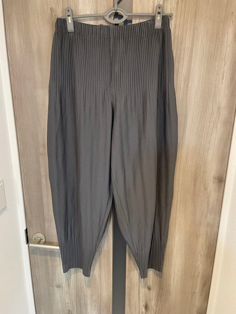 オムプリッセイッセイミヤケ　消しプリーツパンツ　グレー