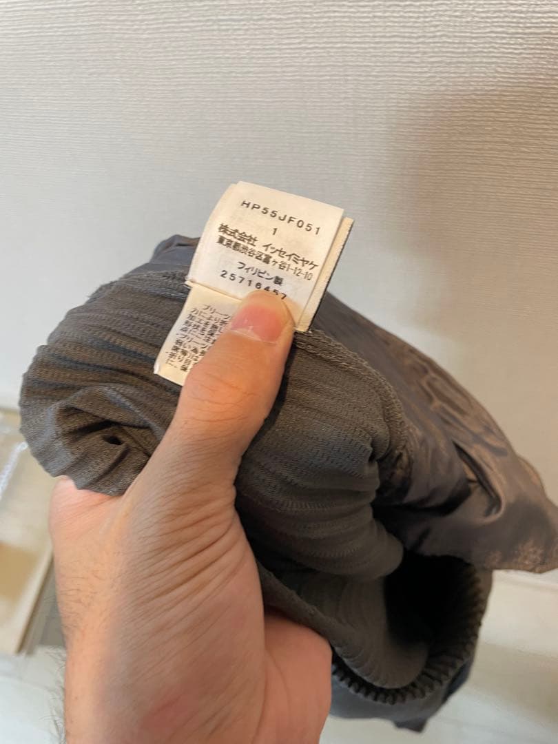 オムプリッセイッセイミヤケ　消しプリーツパンツ　グレー