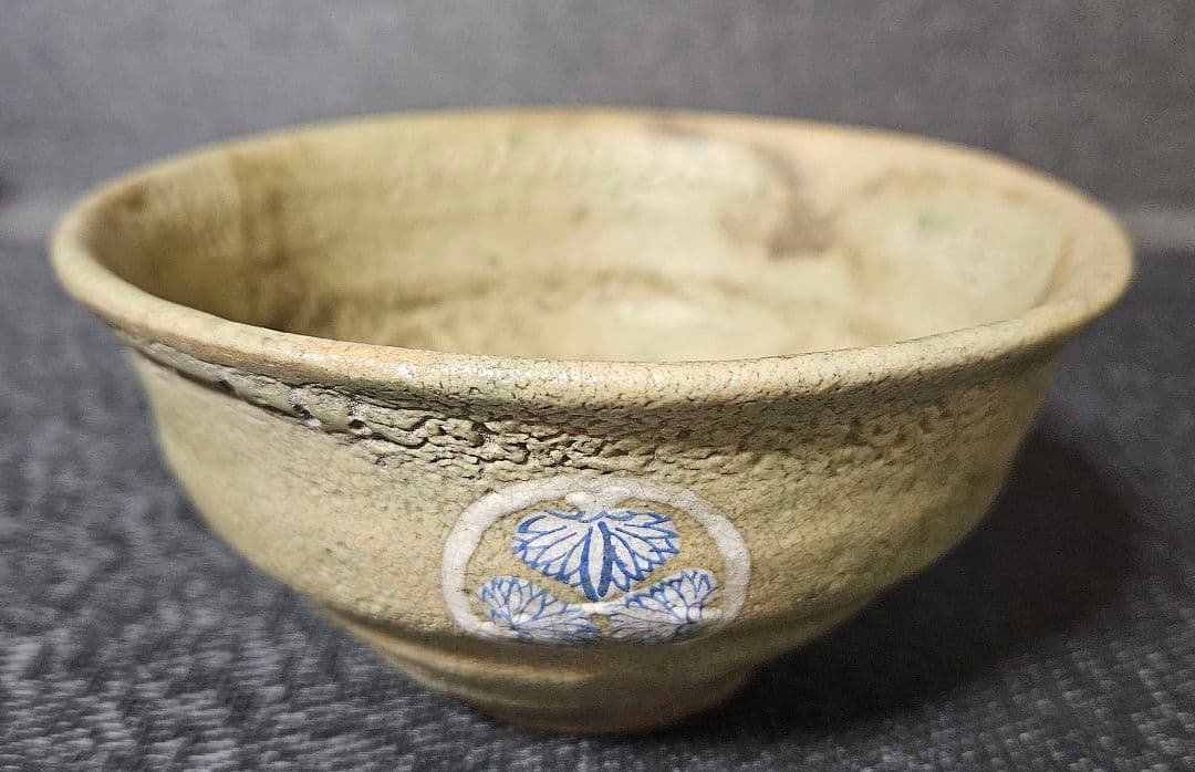江戸時代　御深井焼　尾張徳川家　三つ葉葵家紋入　茶碗　蔵品シール　展示会出品札