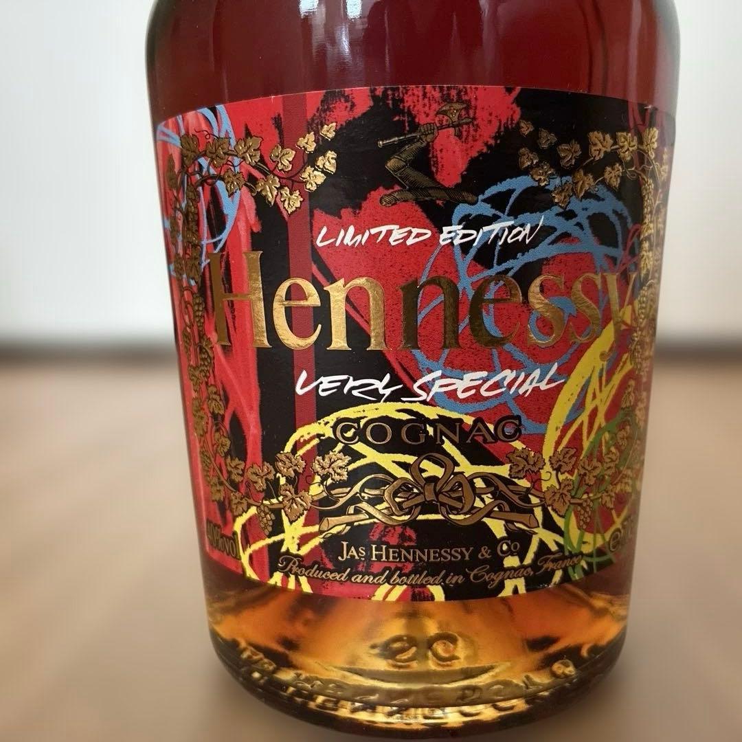 ヘネシー V.S リミテッド エディション by Futura 容量：700ml