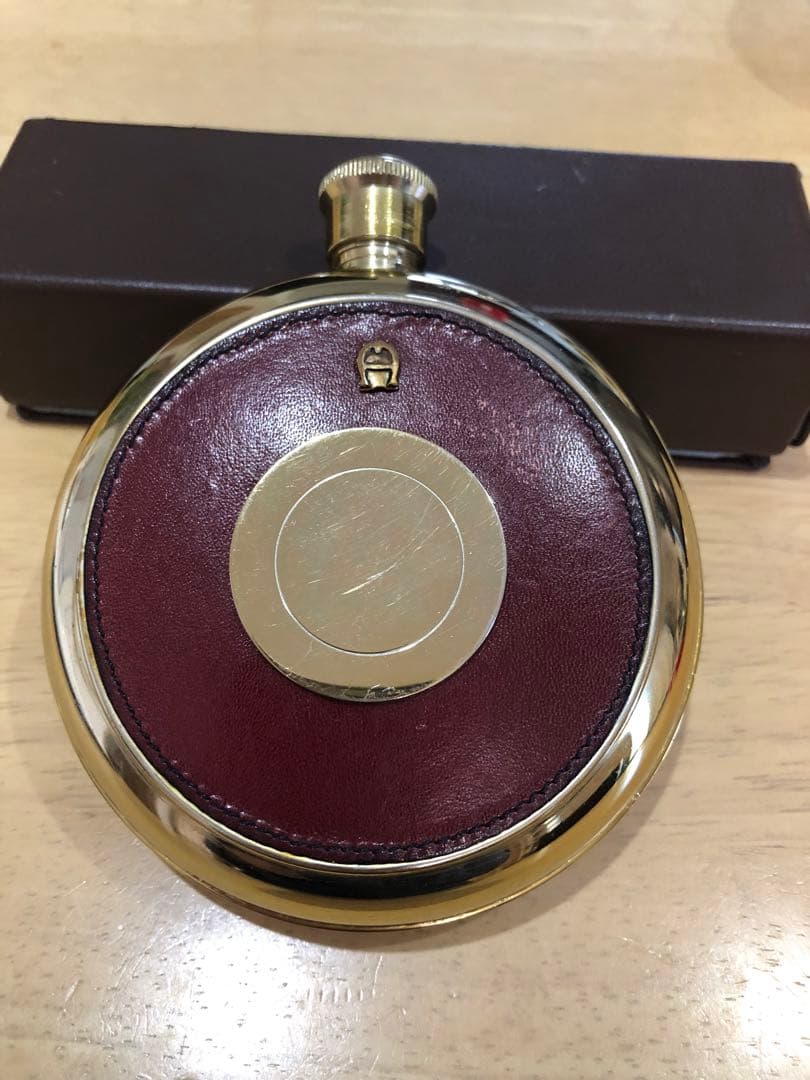 容器のみアイグナー　ヴィンテージ携帯用洋酒ボトル　直径　10㎝　部分的に本革貼り