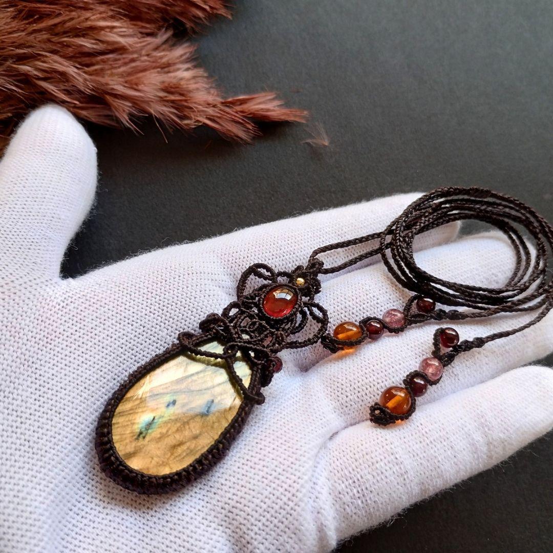 ラブラドライト＆ガーネットのマクラメ編みネックレス　ペンダント　天然石