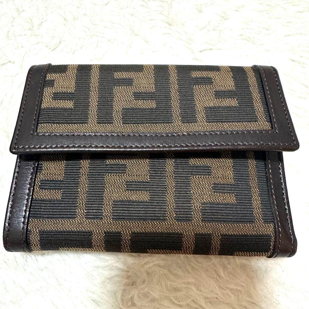 FENDI✨フェンディ　三つ折り財布 ズッカ　ロゴ入り　ユニセックス　ブラウン