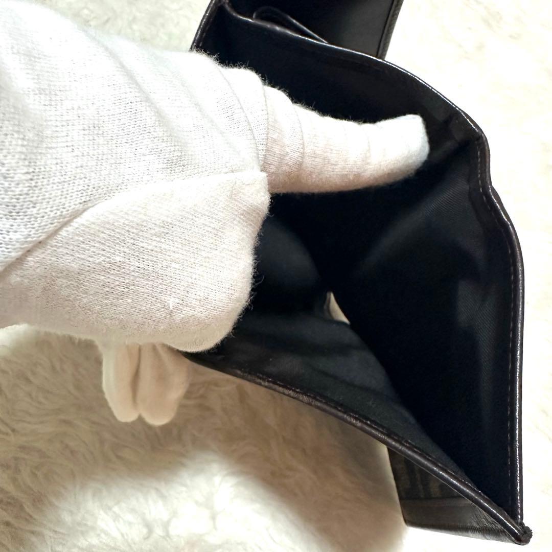 FENDI✨フェンディ　三つ折り財布 ズッカ　ロゴ入り　ユニセックス　ブラウン