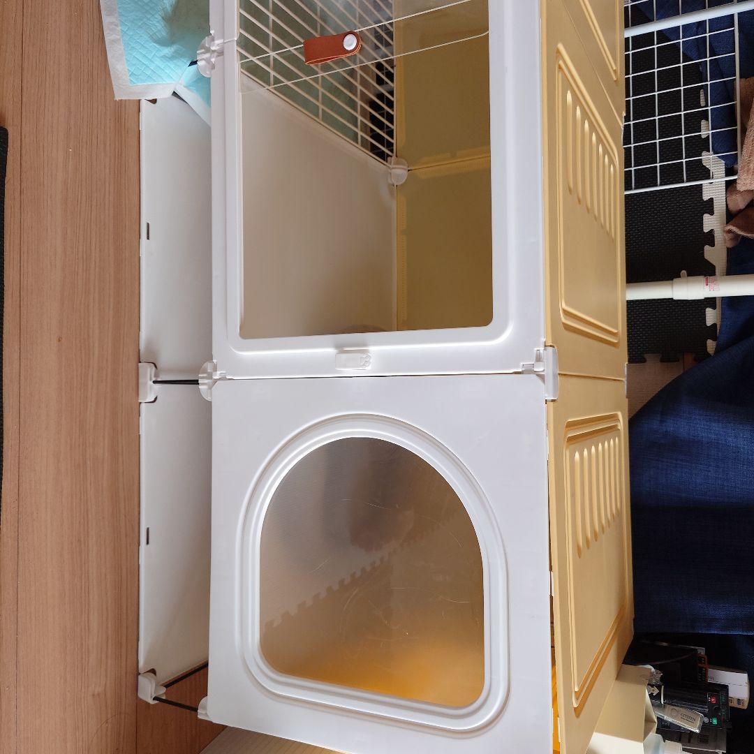 イエローとホワイトの犬用ケージ