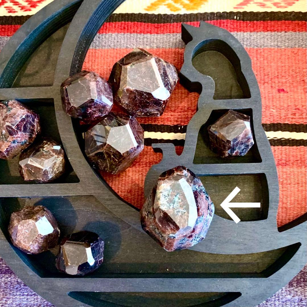 ダークレッドの12面体結晶ガーネット(LLサイズ2)ポリッシュ