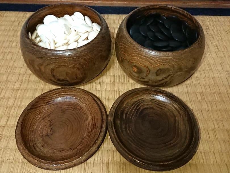 脚付き碁盤(高さ約8cm) 碁石付き(蛤・那智黒石)