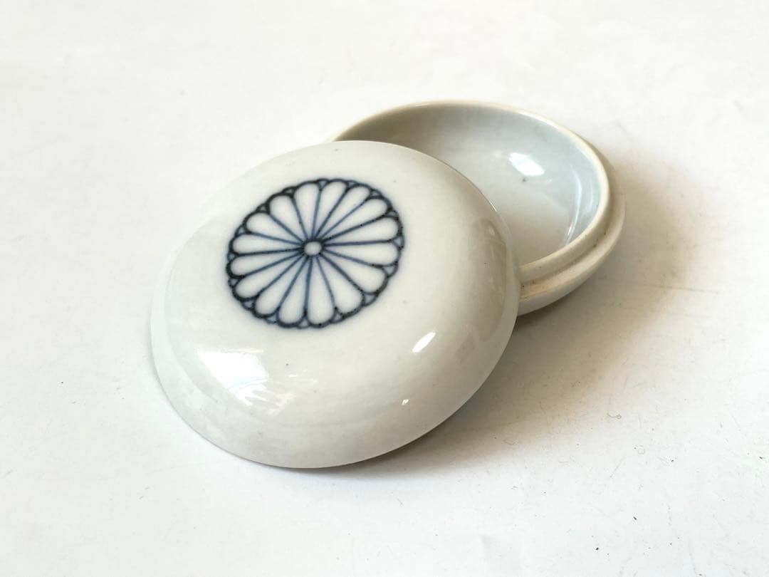 骨董　アンティーク　陶芸家　井上良斎　染付菊御紋　香合　白磁　共箱　茶道具